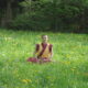 Kelsang Shenyen beim Meditieren auf einer Wiese